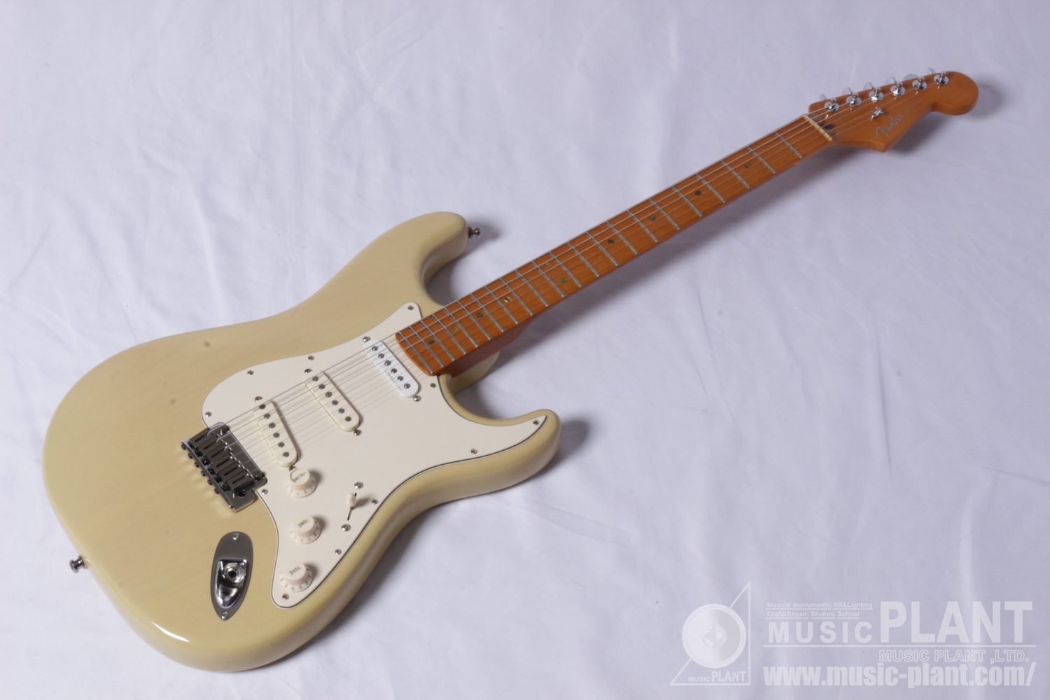 Fender USA American Deluxeシリーズ エレキギターAmerican Deluxe Stratocaster® V  Neck, Maple Fingerboard, Honey Blonde中古品在庫あります! | MUSIC PLANT WEBSHOP